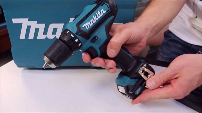 May khoan chay pin su dung lap pin vao